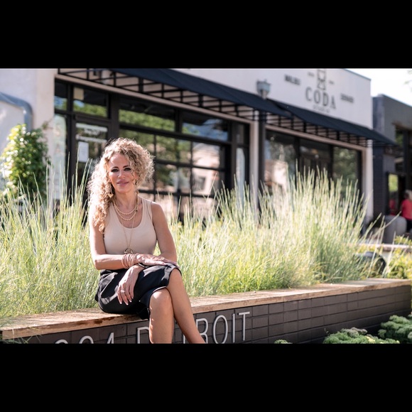 Meet your Posher, Leah - Picture 2 of 3